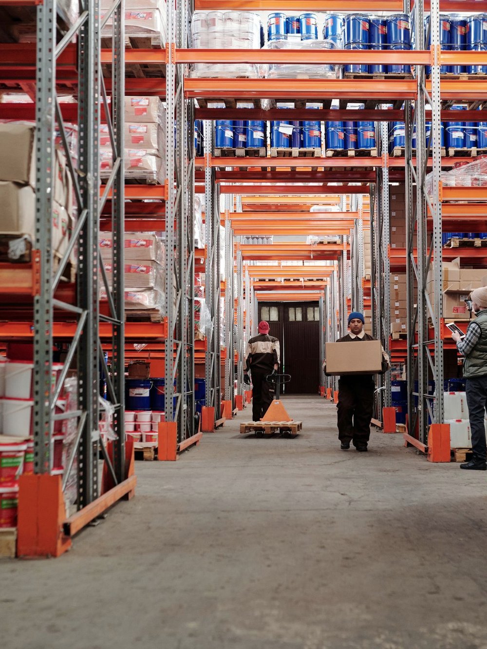 Allée d’entrepôt entre des racks chargés de marchandises